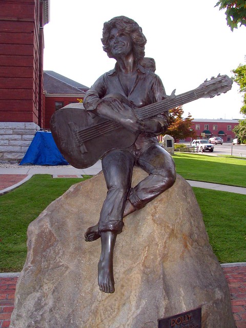 Dolly Parton Statue, Seveir County TN courthouse