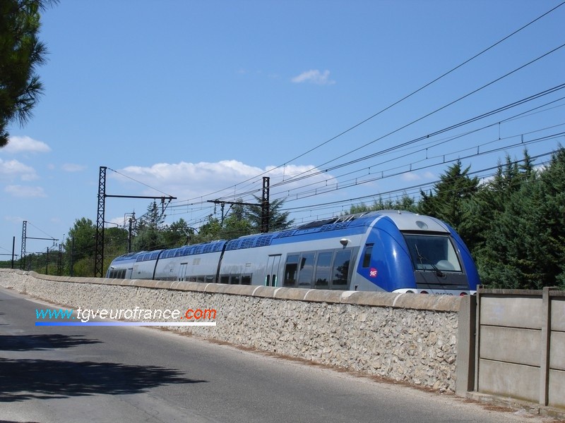 Un autorail AGC bi-mode Bombardier (B 81500) approchant de la gare de Vestric (Gard)