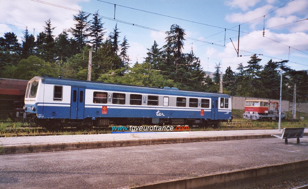 Un autorail thermique X2100 SNCF (le X2128 de la Région Midi-Pyrénées) en gare de Millau (Aveyron)