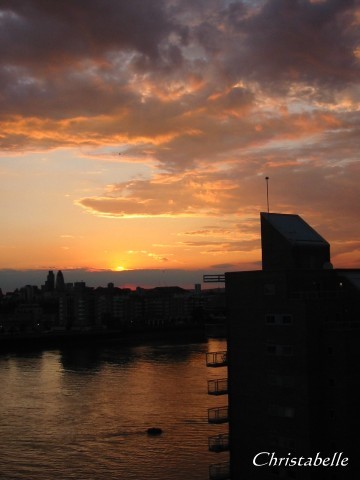 老哥倫敦公寓窗外落日