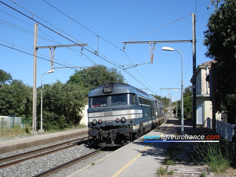Une locomotive Diesel-électrique BB 67400 SNCF remorque une BB 67200.