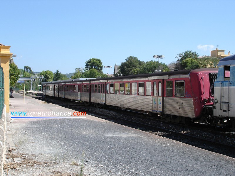 La rame RRR 13 (ex Région Haute-Normandie) en gare d'Aix-en-Provence