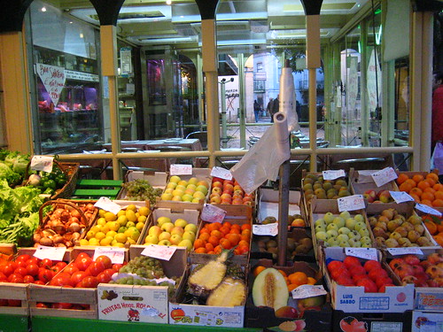 na rua com legumes e frutas