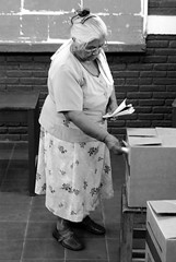 Doña Mina votando
