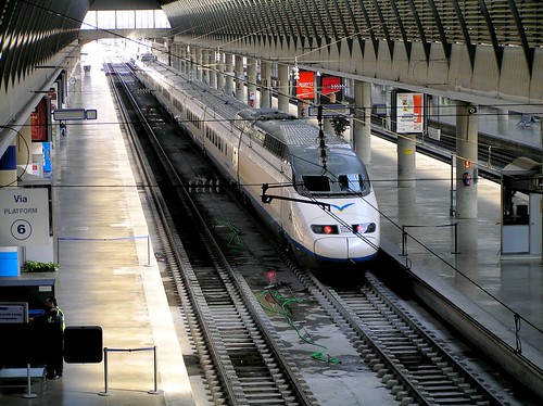 Un treno AVE in stazione a Siviglia