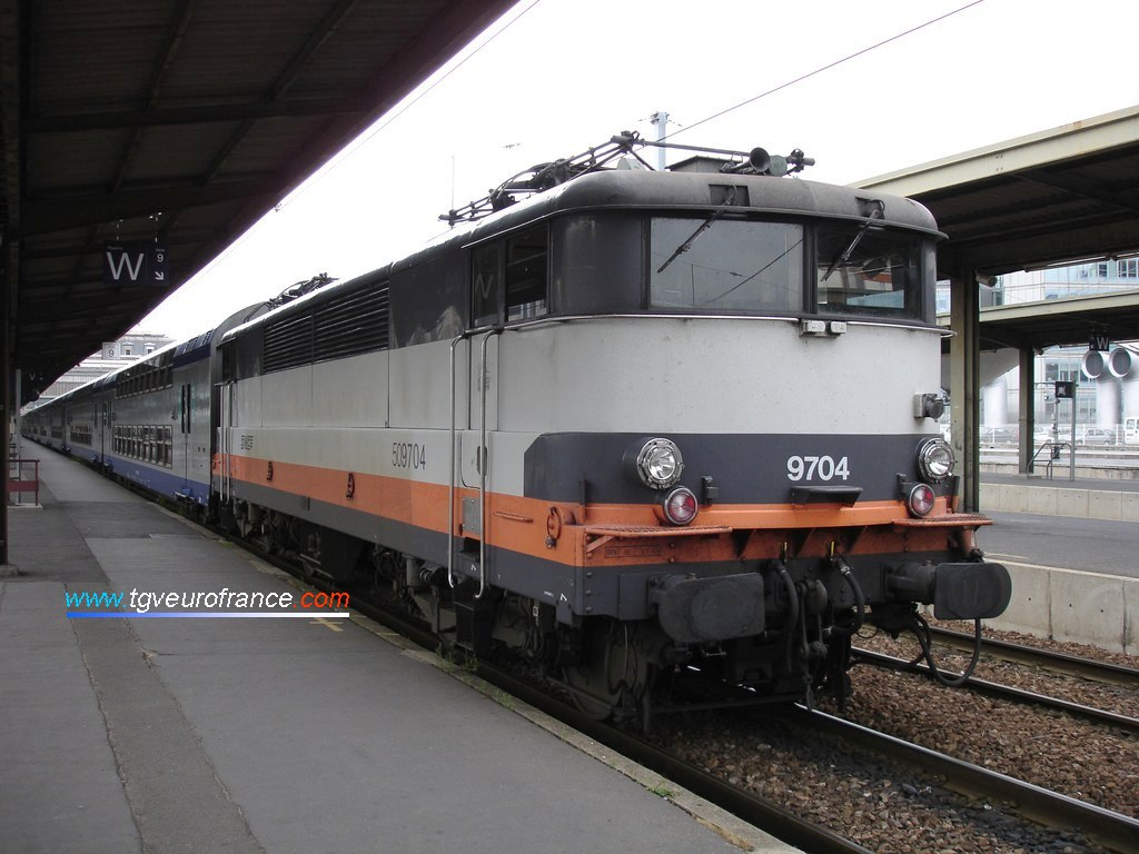 Une locomotive électrique monocourant 1500 V DC BB9700 SNCF et sa rame V2N à Paris-Gare de Lyon