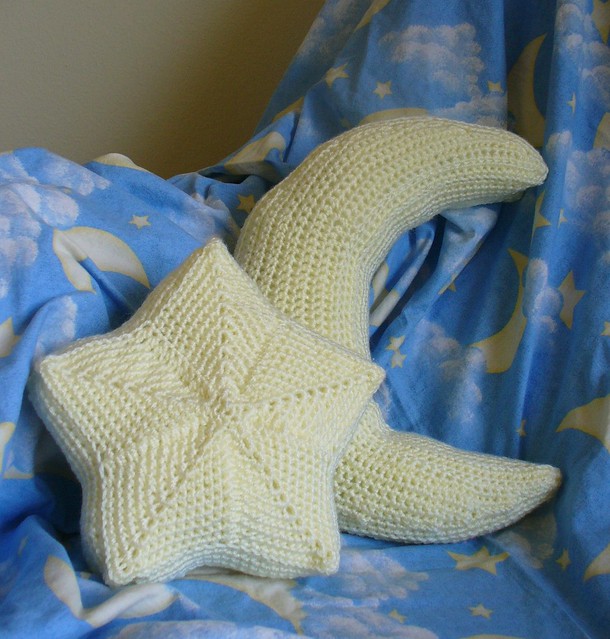 twinkle, twinkle, moon and star pillow free crochet pattern