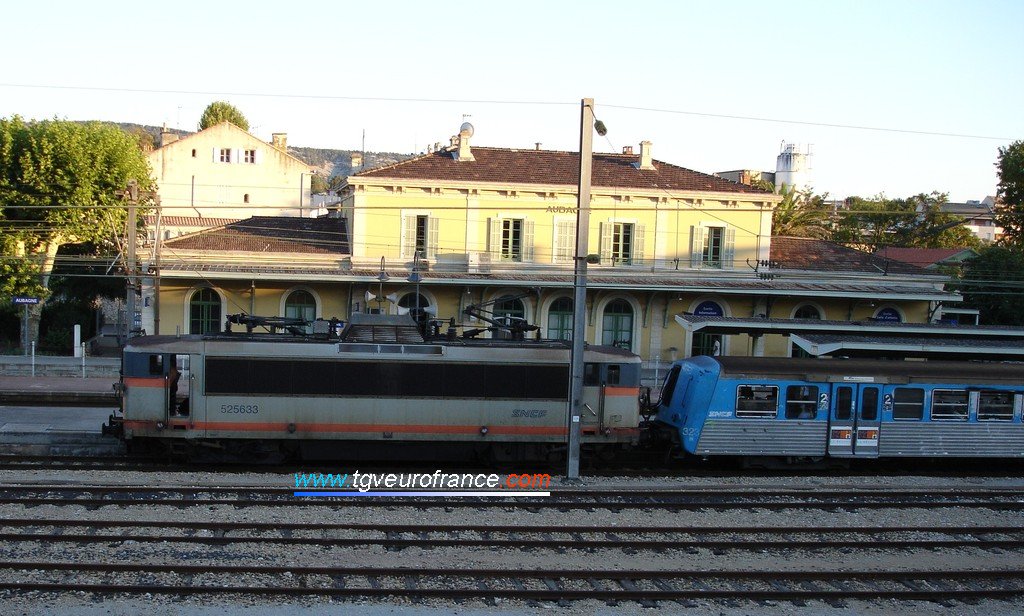 A BB 25500 Alsthom locomotive hauling an RRR trainset during a halt in the Aubagne station