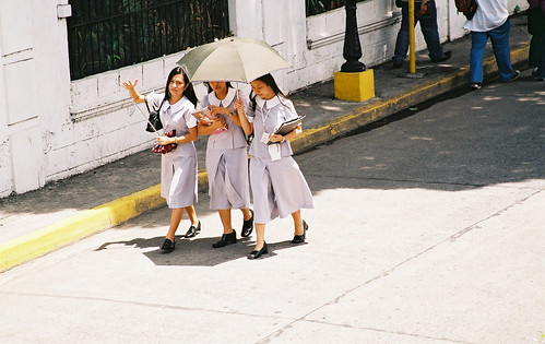 female student walking, sidewalk city manila  Buhay Pinoy Philippines Filipino Pilipino  people pictures photos life Philippinen      