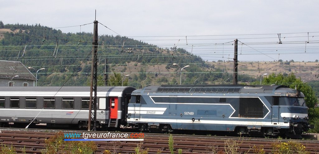 Une locomotive BB67400 en gare de Neussargues (Cantal)