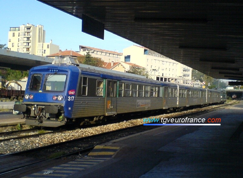 Une rame réversible régionale de la Région PACA en gare d'Aix-en-Provence
