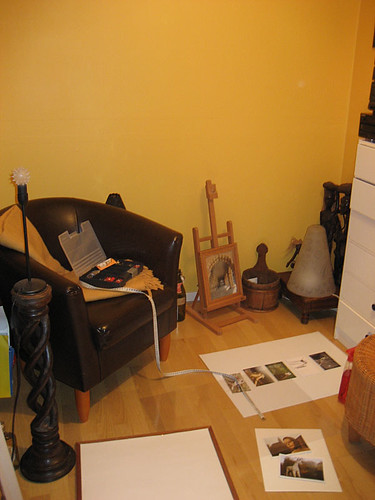 EFIT 20:30 - the guestroom, recently re-painted and currently the place for an art project (hence the stuff on the floor)