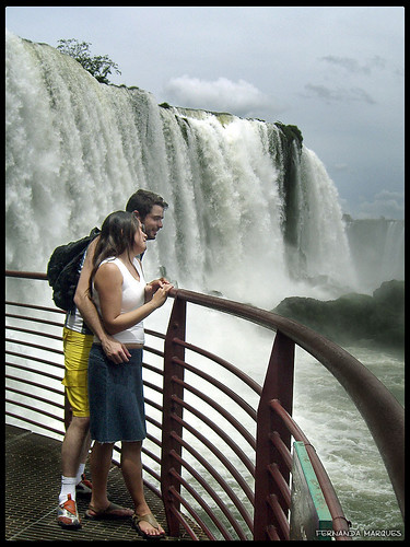 plano de fundo. Cataratas como plano de fundo. Marcelo e Lú posando em frente as belas quedas d#39;água das Cataratas do Iguaçu