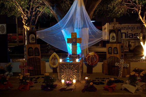 Altar de muertos para Don Miguel Hidalgo y Costilla, en la noche. by Christian Frausto Bernal.