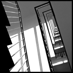 stairs and shadows (viaticum) por jot.de