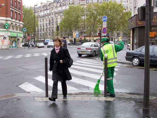 scene de rue avec femme et nettoyeur a paris by Julie70