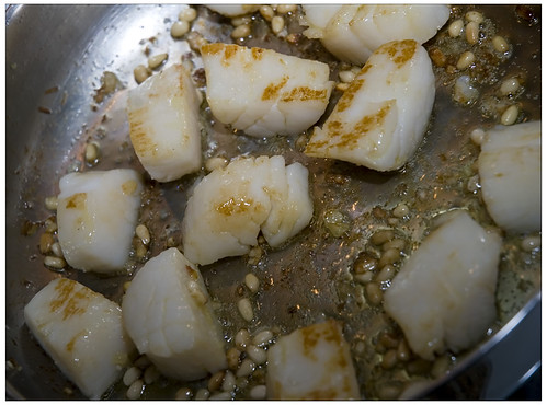 Scallops in garlic with Pine nuts