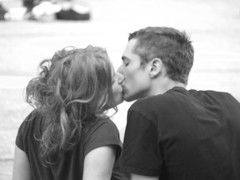 2006_0721Image0059 - kising couple noir, full kiss close up