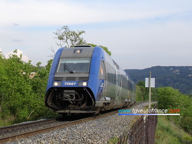 Un autorail thermique X72500 SNCF (le X 72687 - X 72688) assure la liaison Marseille Saint-Charles - Briançon