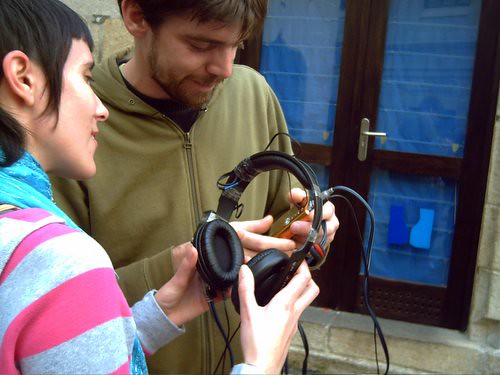 Dos jóvenes miran un auricular