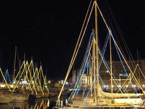 Le barche a vela nel porto di savona addobbate a festa, sullo sfondo la campanassa.