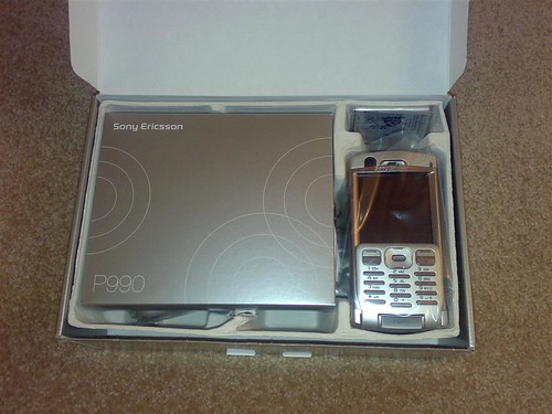 Sony Ericsson P990i chú dế đa phương tiện