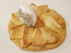 Tarta de manzana caliente con helado de manjar blanco