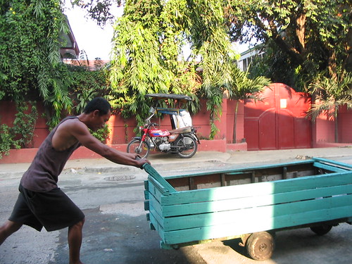 man pushes an empty kariton, cart Buhay Pinoy Philippines Filipino Pilipino  people pictures photos life Philippinen      