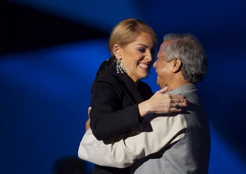 Muhammad Yunus y Sharon Stone abrazandose