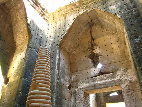 寶劍寺中心的牆上，都是孔洞