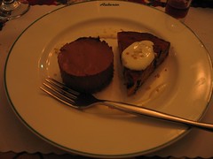 甜點：巧克力慕斯襯聖誕蛋糕佐白蘭地醬汁