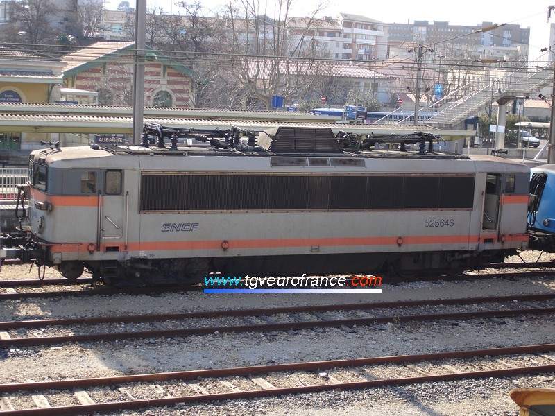 A BB 25500 SNCF electric locomotive (the BB 25646 large cabin locomotive) in the station of Aubagne