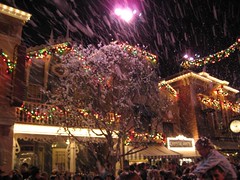 It's snowing on Main Street. (12/14/06)