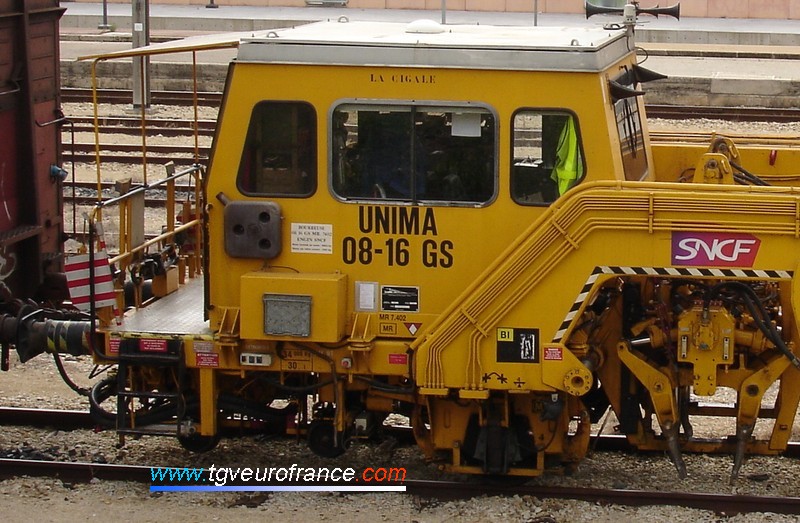 La bourreuse MR 7-402 08-16 GS surnommée "La Cigale" affectée à la Région SNCF de Marseille
