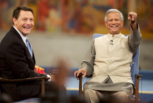 Muhammad Yunus y Jonathan Mann