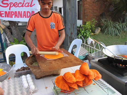  Pinoy Filipino Pilipino Buhay  people pictures photos life Philippinen  菲律宾  菲律賓  필리핀(공화국) Philippines  Cabugao, Ilocos Sur Young man preparing Vigan empanada, street, sidewalk vendor rural 