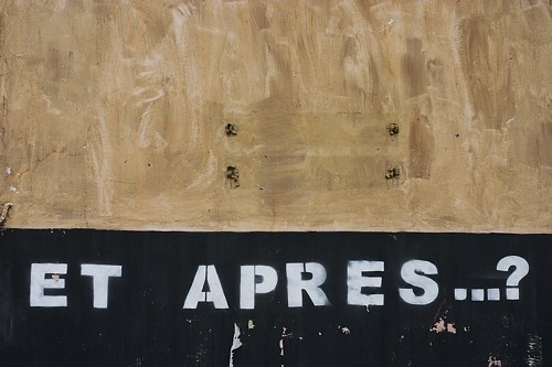 stencil graffiti: "Et Apres...?"