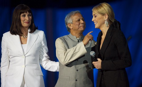 Anjelica Houston, Muhammad Yunus y Sharon Stone