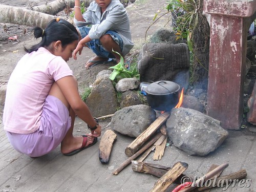 Girl cooking rice in a makeshift stove firewood rural sidewalk rural scene stove Pinoy Filipino Pilipino Buhay  people pictures photos life Philippinen  菲律宾  菲律賓  필리핀(공화국) Philippines    