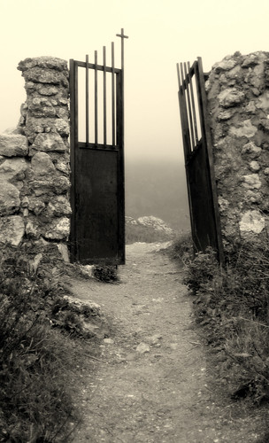Graveyard's door by echiner1