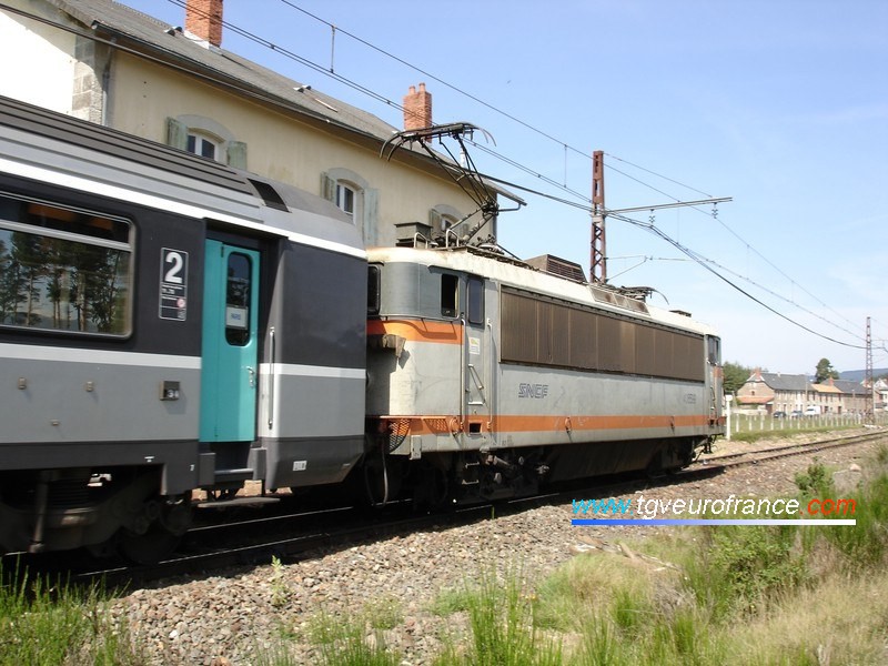 Une locomotive BB 8500 en livrée "béton" grande cabine en tête du train Corail "L'Aubrac" au passage en gare de Ruynes-en-Margeride