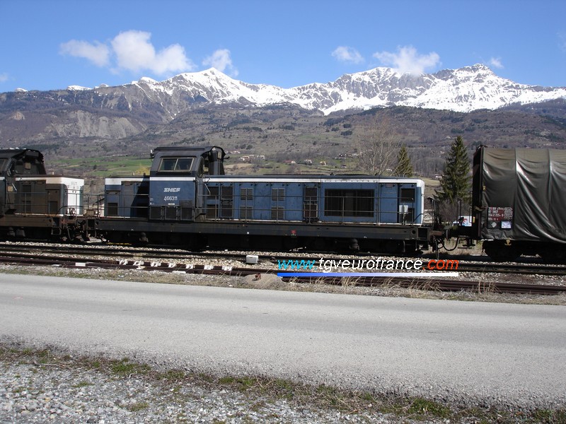Two BB 66000 freight locomotives hauling Rils wagons in the station of Chorges