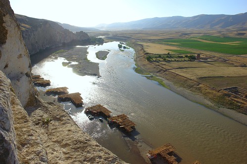 Looking down to the huts/cafes built in the River Tigris, Hasankeyf by CharlesFred.