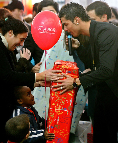 Cristiano Ronaldo gives a Christmas gift to a boy 