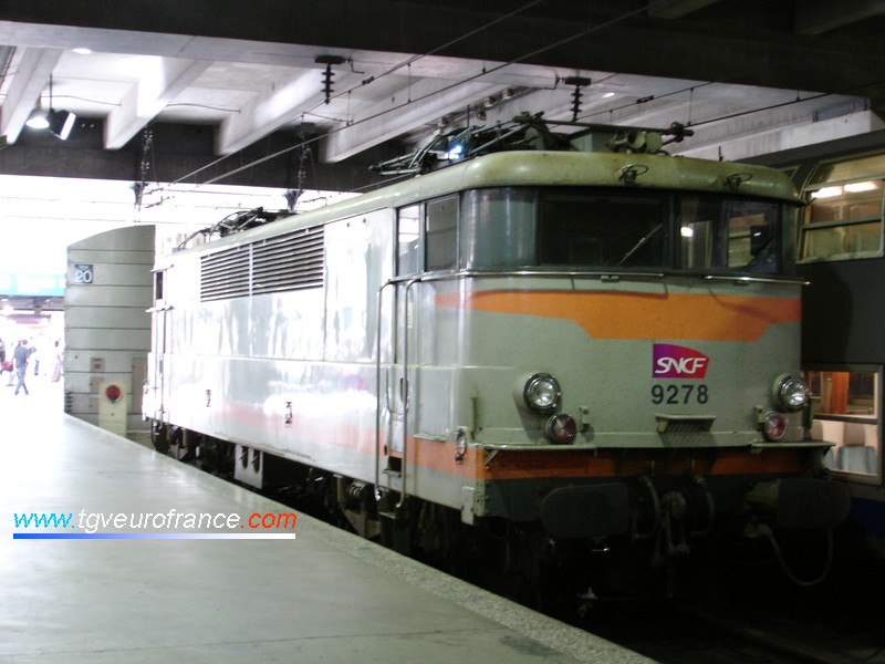 Une locomotive électrique BB 9200 SNCF en gare de Paris-Montparnasse quelques mois avant sa radiation