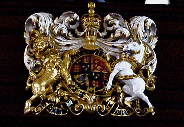 DSC01530 Royal Coat of Arms - Royal Chelsea Hopsital. Grinling Gibbons 