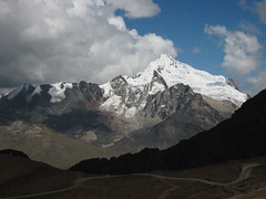 提供旅人欣賞壯闊的山景並振興當地觀光，或許能吸引像玻利維亞這種發展中國家致力於維護生態