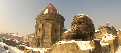 At the back of the Cifte Minareli Medrese (Double Minaret) in Erzurum, Turkey / チフテ ミナールの裏側(トルコ、エスルム市)