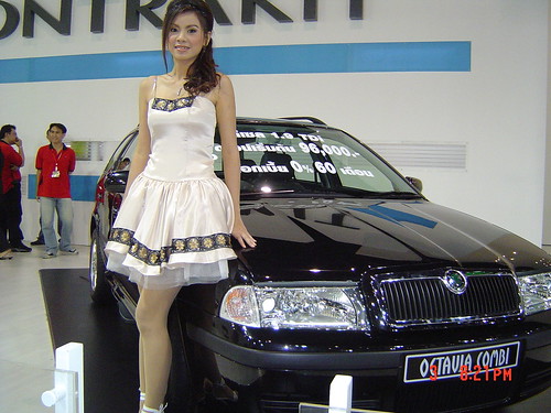 Automotive_asian_Girl-Sexy-Fiat_Babe