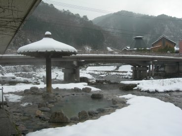 le bassin d'eau chaude pour les pieds de Okutsu